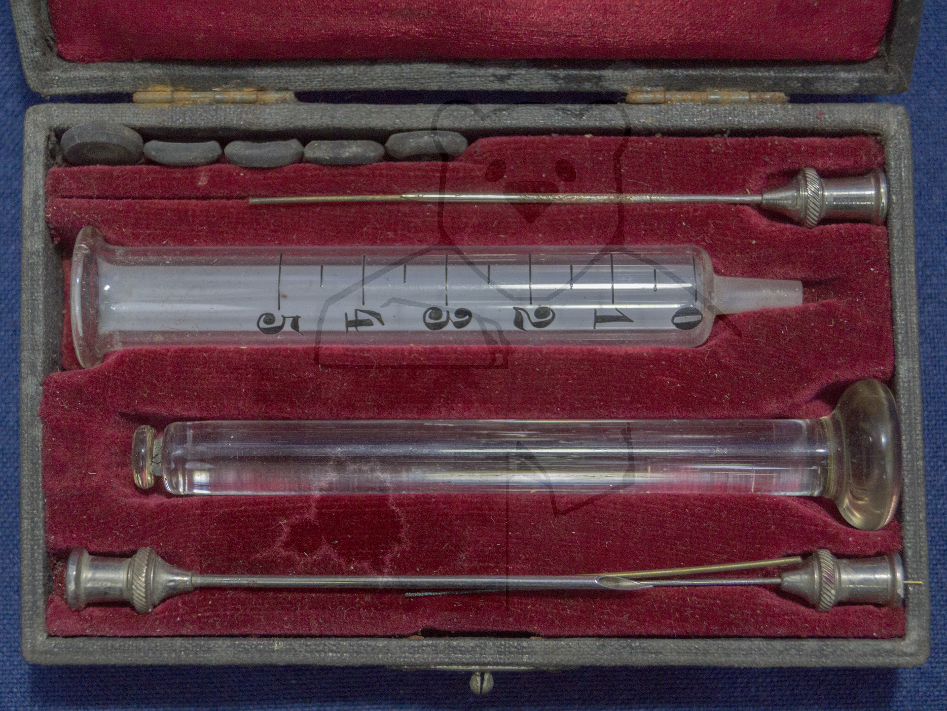 Handgemachte Glasspritze und Kanülen, um 1900, Etui mit Spritze, Stempel, Kanülen, Dichtungen und Reinigungsdrähten
